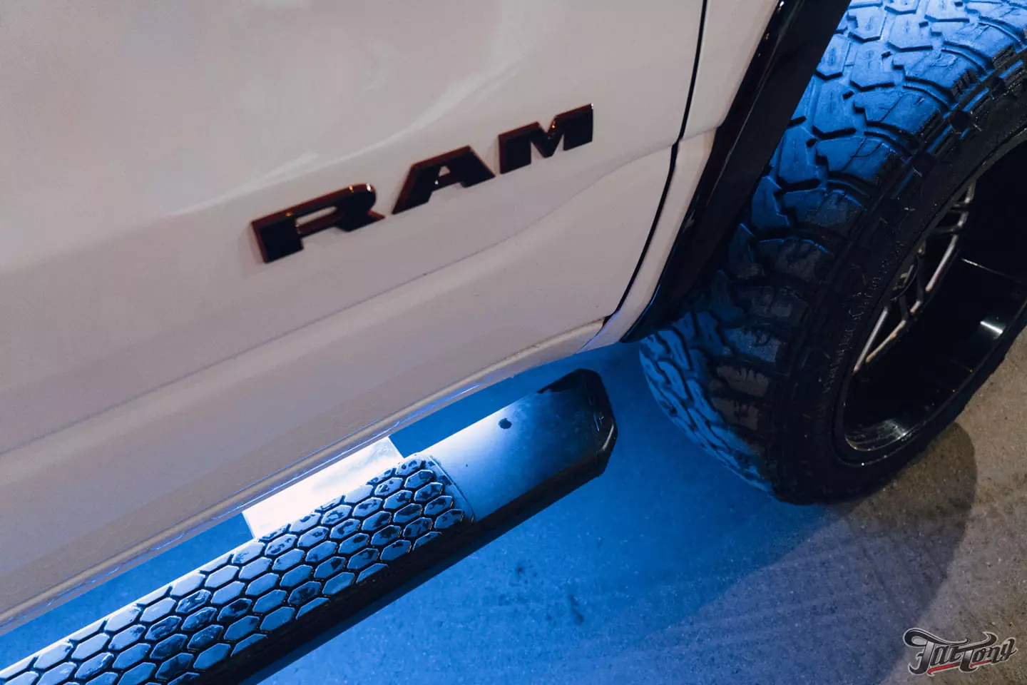 Подсветка арок и порогов в стиле американских автомобилей для RAM 1500 Laramie! +Шумоизоляция арок и окрас деталей экстерьера